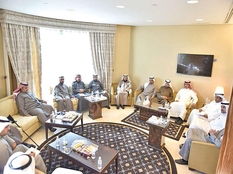 جانب من اجتماع النواب في مكتب وليد الطبطبائي