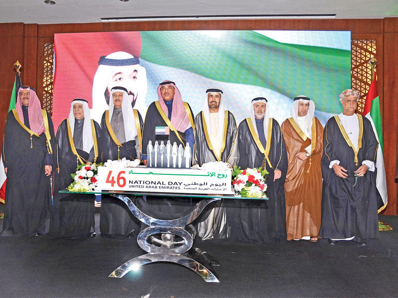 صباح الخالد متوسطاً سفراء دول «الخليجي» خلال الاحتفال الإماراتي