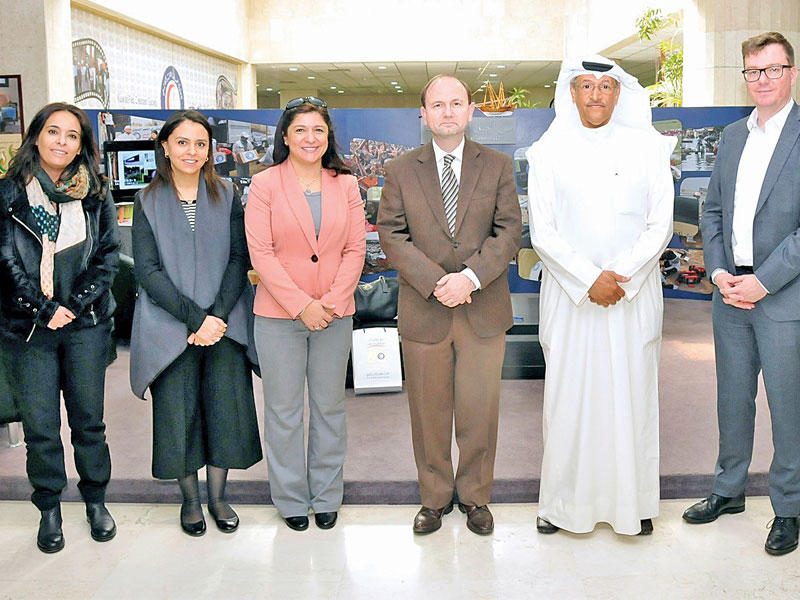 الحساوي أثناء لقائه مدير البنك الدولي في الكويت 