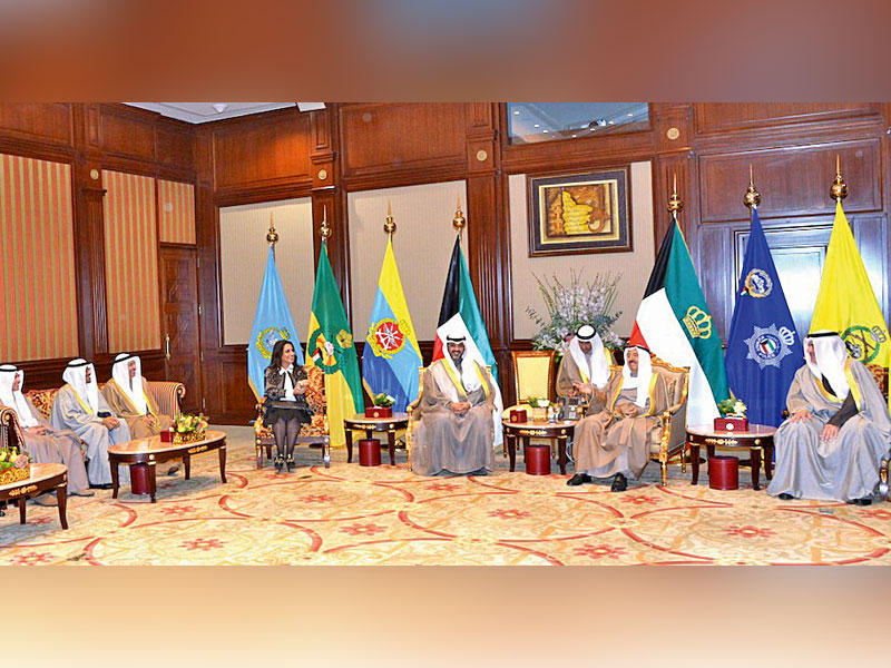 صاحب السمو أثناء استقباله فريق الدراسات التحضيرية لمشروع مدينة الحرير وجزيرة بوبيان