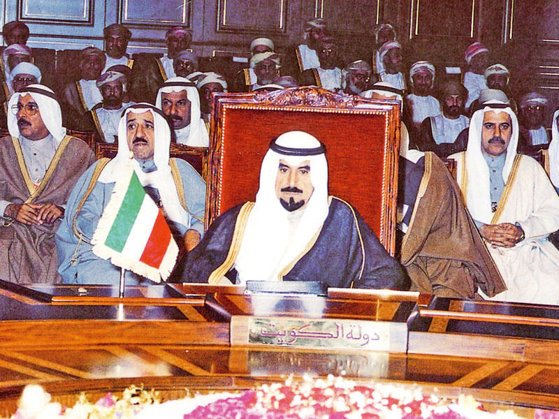 الأمير الراحل الشيخ جابر الأحمد خلال القمة الخليجية الـ 10 في عمان عام 1989n