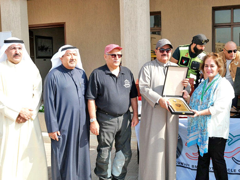 الورع تتسلم درعاً تكريمية لرعاية «التجاري» للحملة