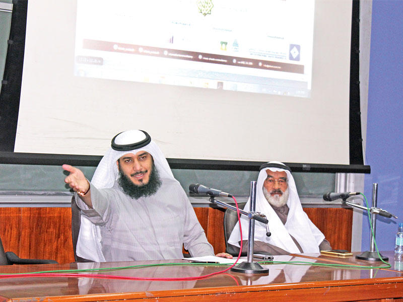 من اليمين د. عجيل النشمي ود. عصام العنزي