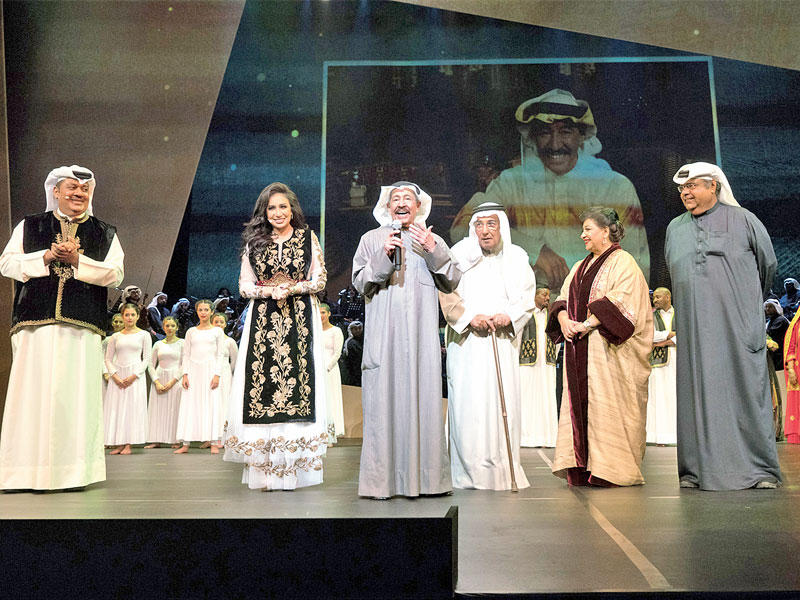 عبدالكريم عبدالقادر يتوسط البناي وعبدالله وأمل وسليمان والماس وحنان