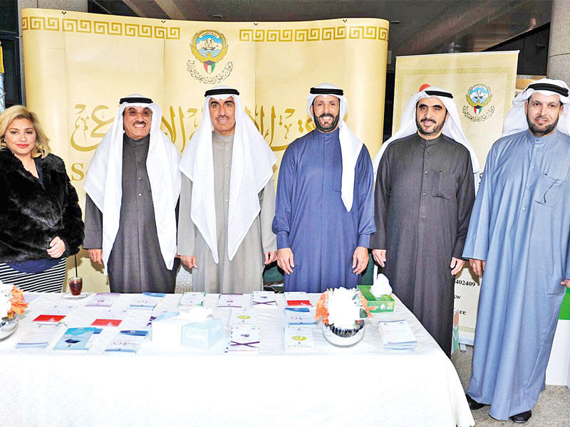 الأنصاري متوسطاً الصورة الجماعية في الفعالية