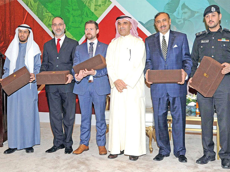 السفير ناصر الصبيح في لقطة تذكارية مع المشاركين بورشة العمل