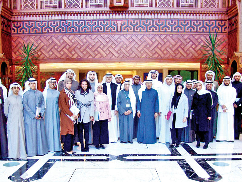 مدير معهد سعود الناصر يتوسط متدربي المعهد بعد زيارتهم لمقر الصندوق العربي للإنماء 