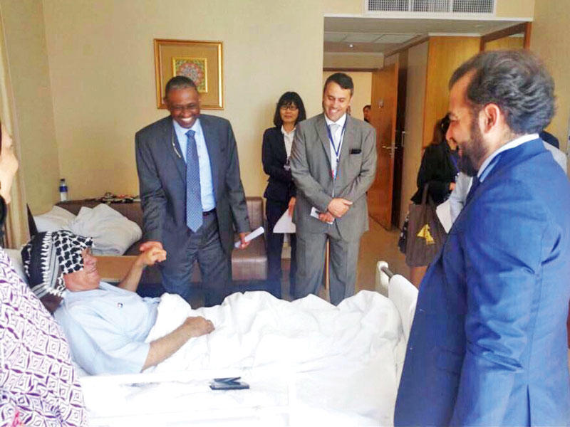 وفد «الدفاع» متفقداً أحد المرضى