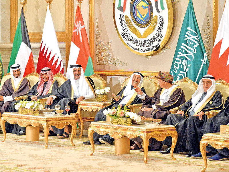 الأمير متوسطاً ولي العهد والقادة المشاركين في القمة أمس