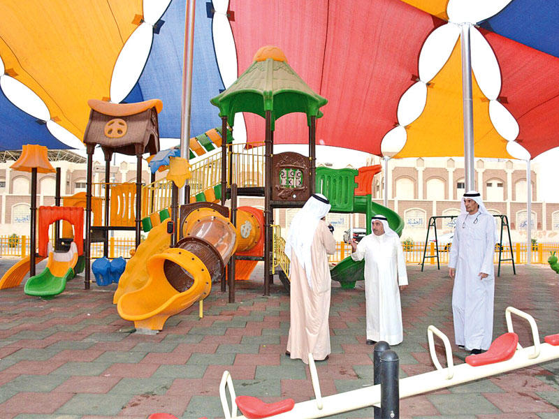 وفد «الزراعات التجميلية» متفقدا أحد المشاريعn