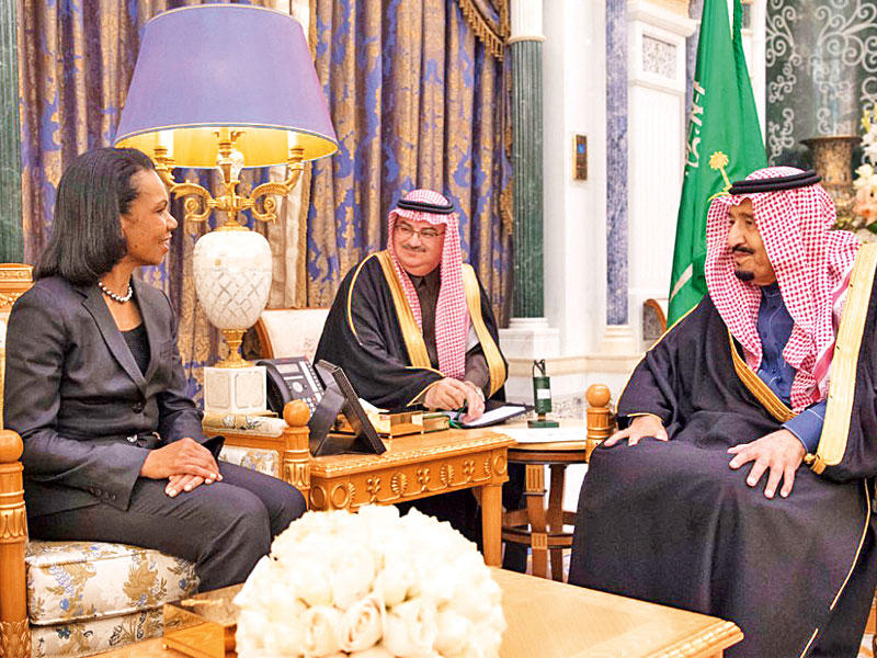 خادم الحرمين الشريفين مستقبلاً وزيرة الخارجية الأميركية السابقة كوندوليزا رايس في الرياض أمس               (واس)