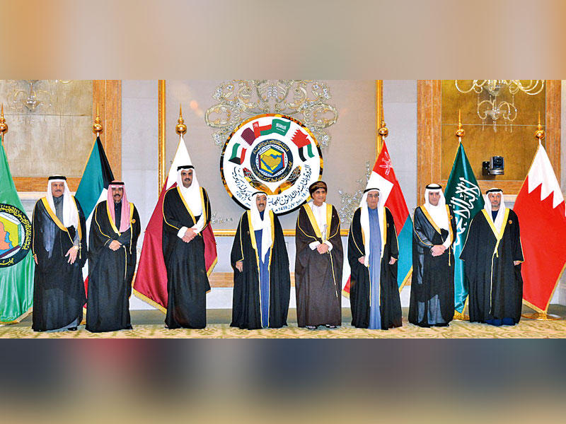 الأمير متوسطاً قادة وممثلي دول الخليج خلال لقطة تذكارية أمس