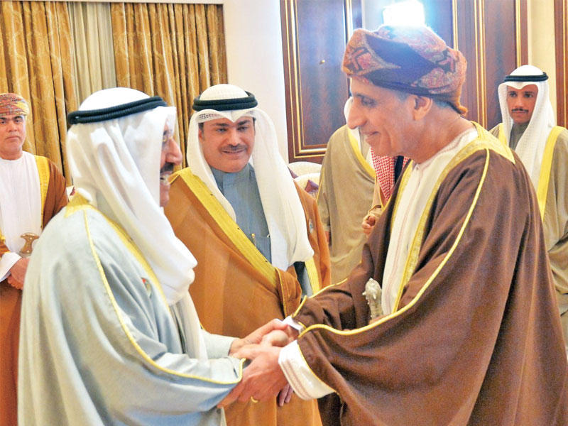 الأمير مرحبا برئيس وفد سلطنة عمان فهد بن محمود