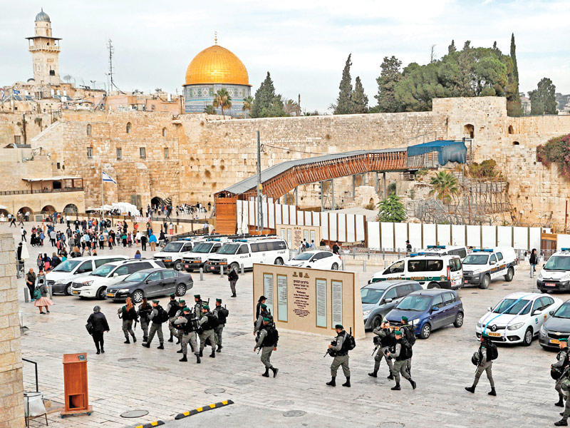 عناصر من حرس الحدود الإسرائيلي في القدس القديمة أمس (أ ف ب)