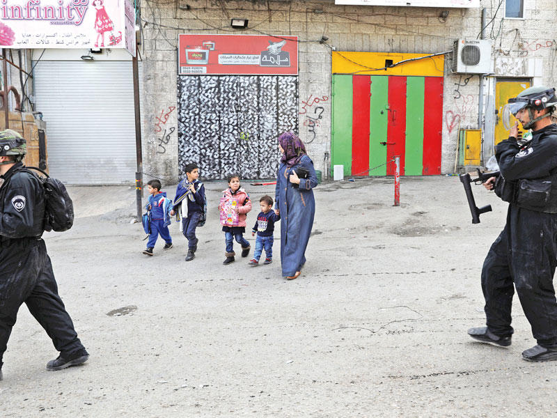 دورية إسرائيلية في مخيم للاجئين في شرق القدس أمس (رويترز)
