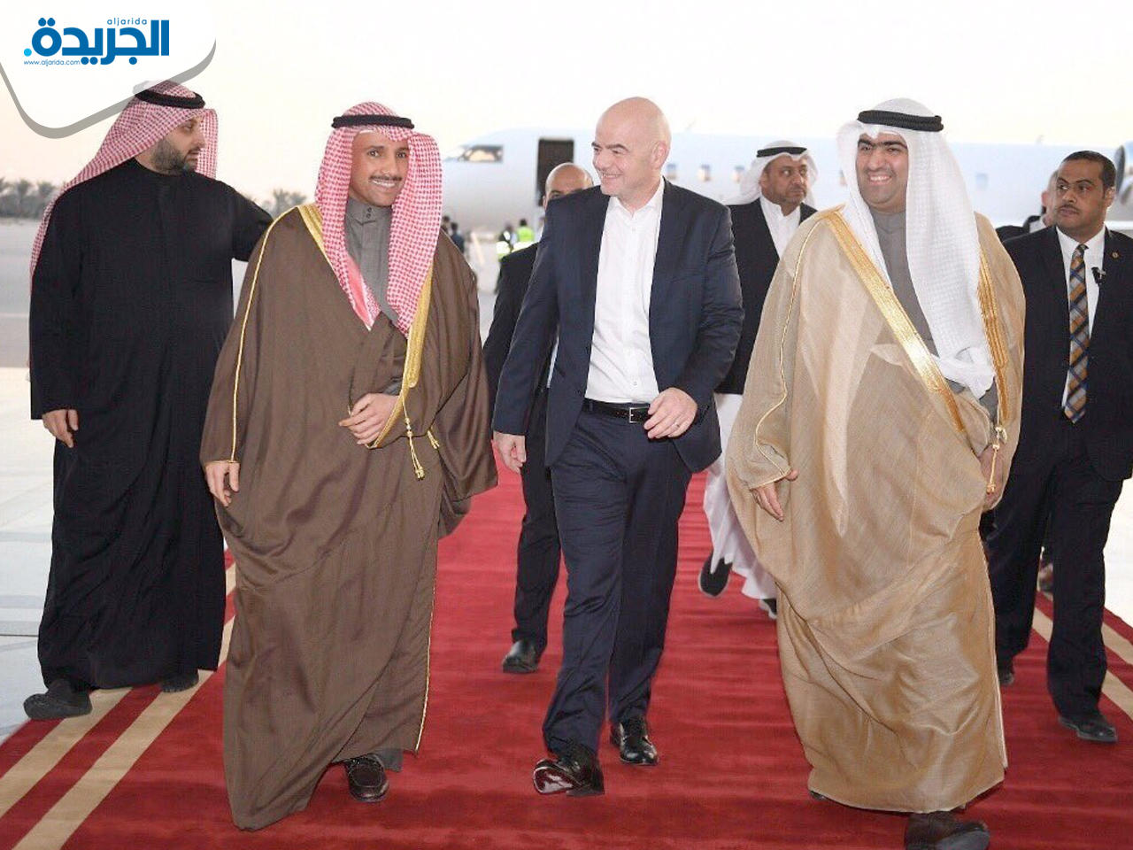 إنفانتينو متوسطاً الغانم والروضان لدى وصوله البلاد صباح اليوم