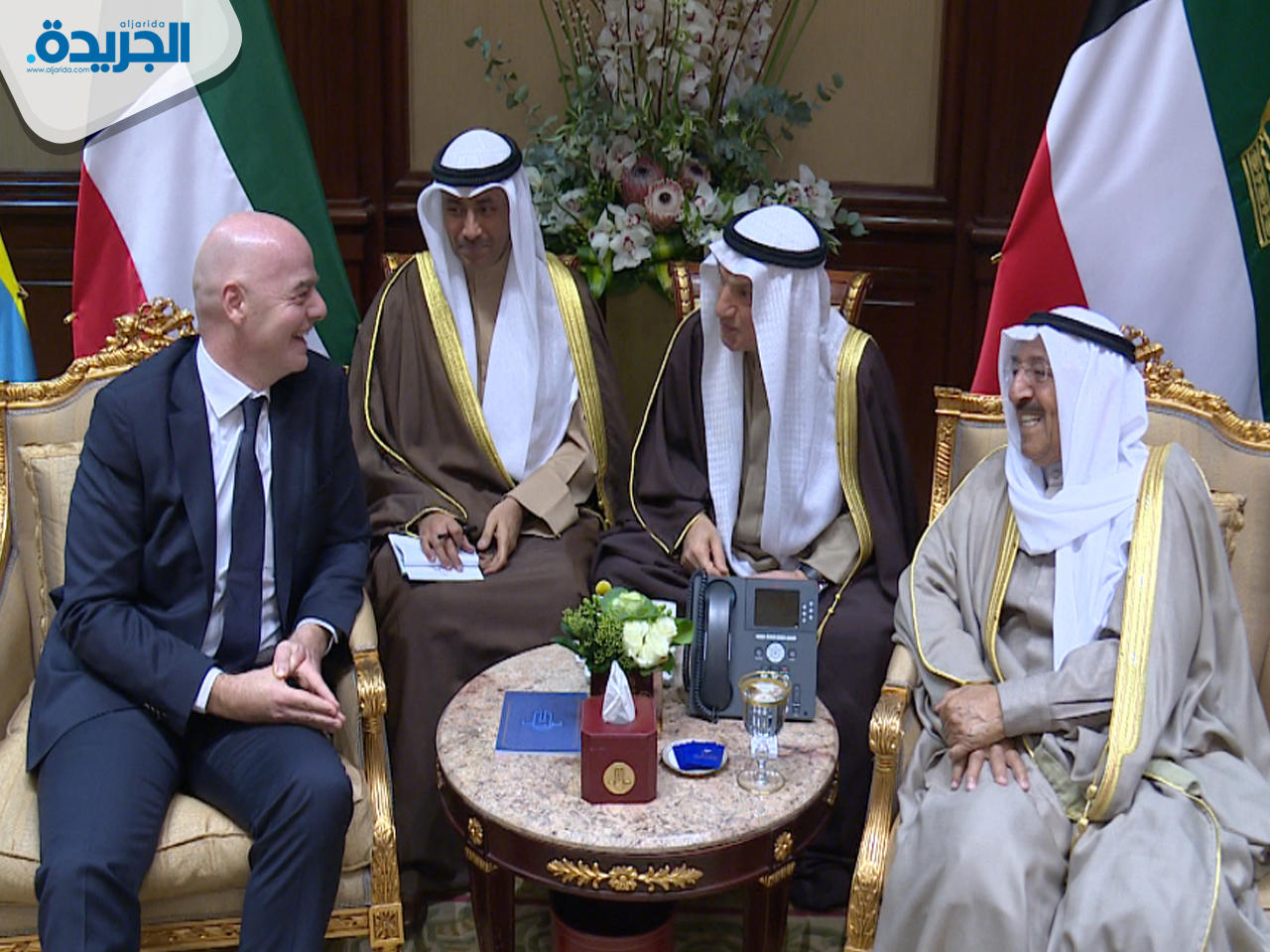 سمو الأمير خلال لقائه رئيس الاتحاد الدولي لكرة القدم