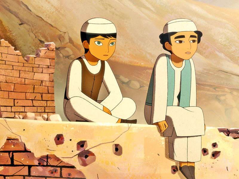 بطلة الفيلم وصديقتها بعدما تنكرتا بأزياء الصبيان