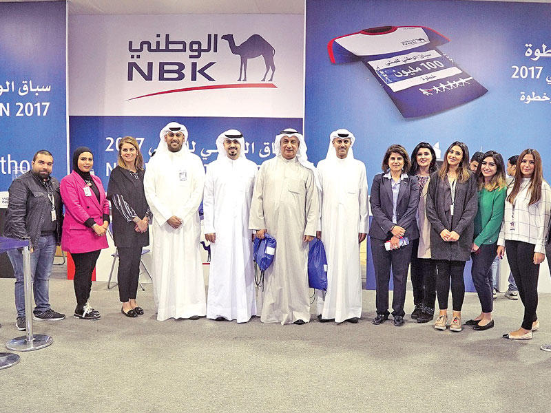 صلاح الفليج وسليمان المرزوق مع المتطوعين في السباق