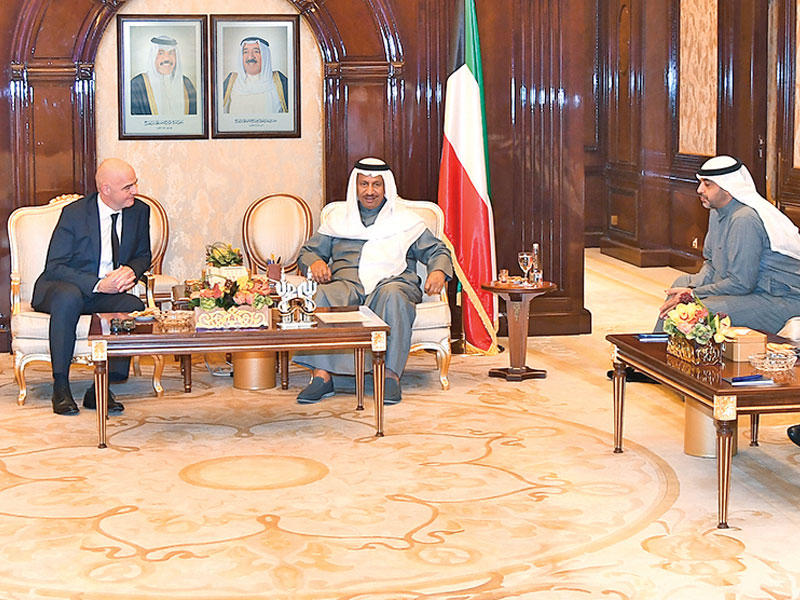 المبارك خلال اجتماعه مع رئيس «الفيفا»n