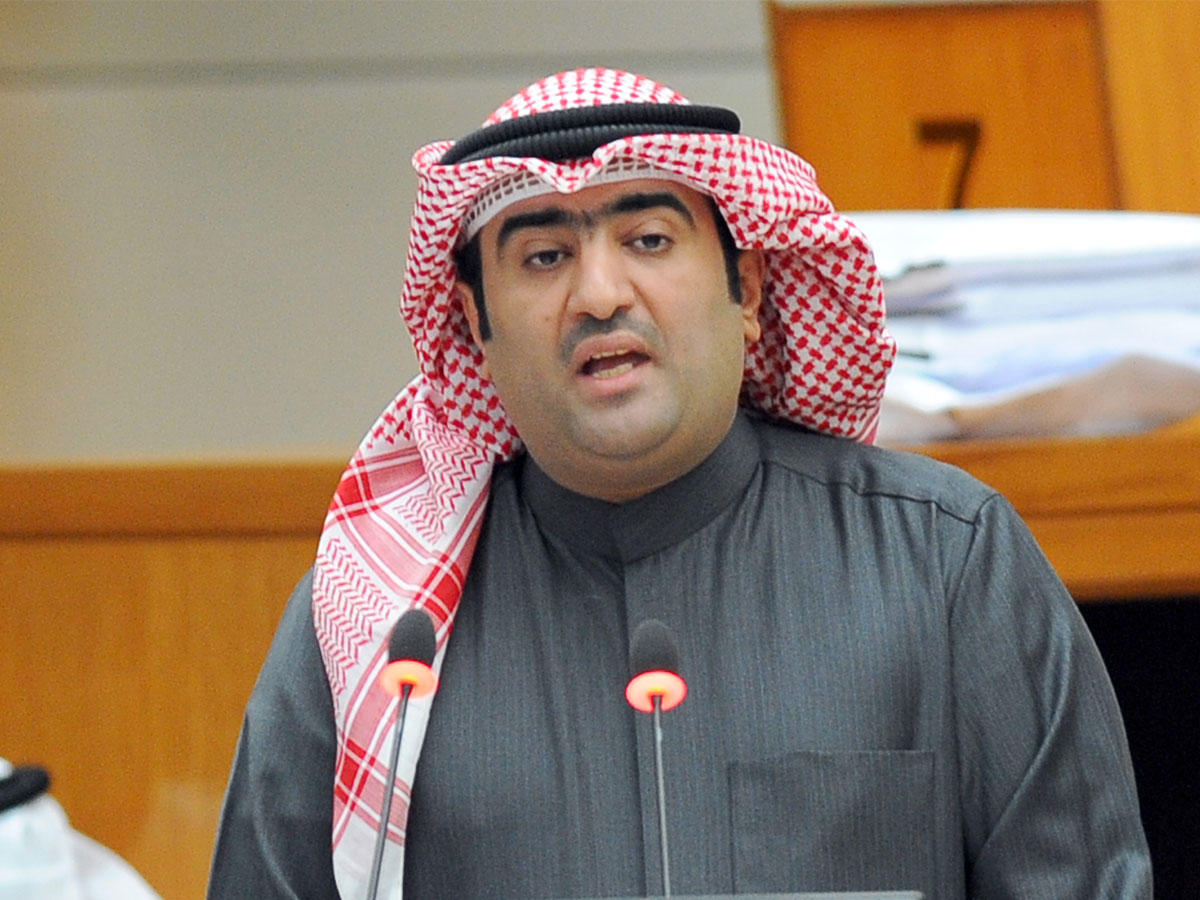  وزير التجارة والصناعة وزير الدولة لشؤون الشباب بالوكالة خالد الروضان