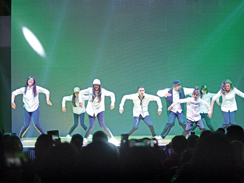 العيدان يتوسط الأطفال المتأهلين للنهائيات