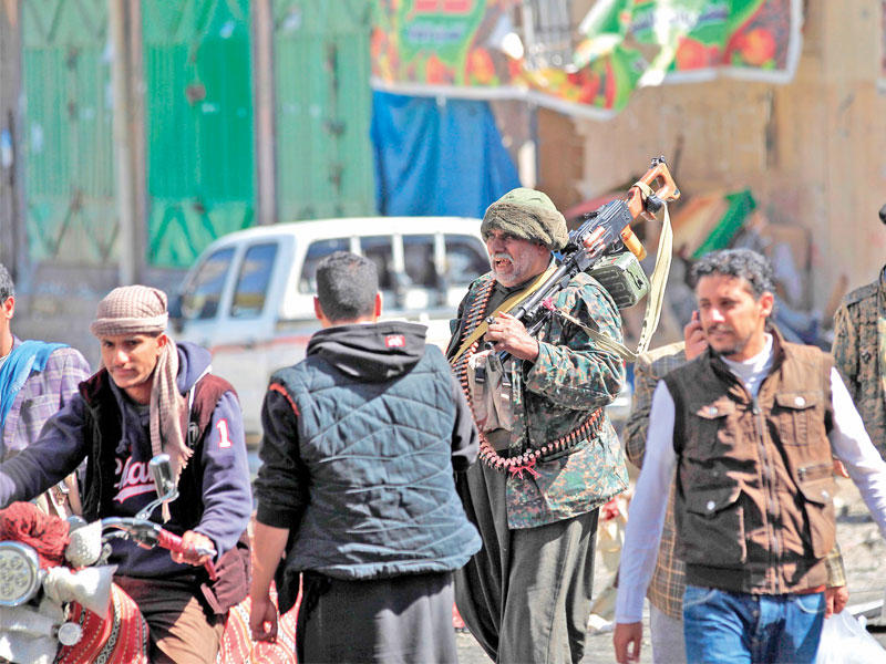 مسلح حوثي يسير وسط صنعاء أمس (أ ف ب)