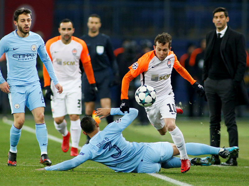 بيرنارد لاعب شاختار يراوغ دانيلو مدافع السيتي