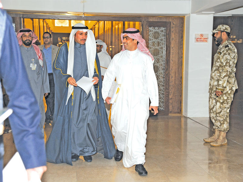 الغانم والعدساني خلال دخولهما المجلس