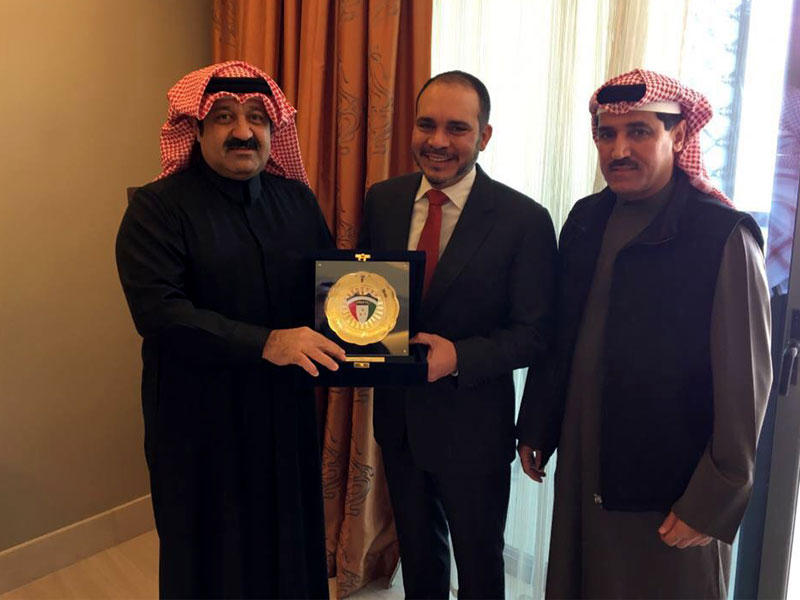 اليوسف يقدم درع الاتحاد للأمير علي