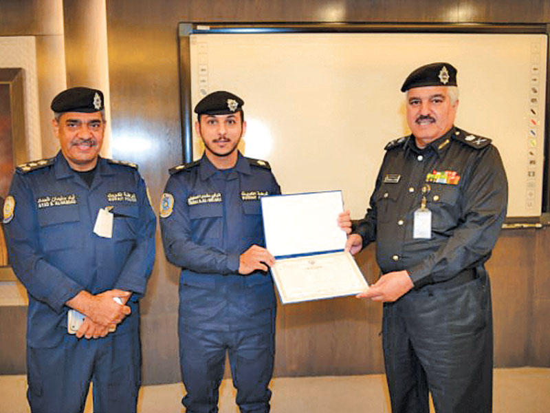 العوضي مكرماً آحد الخريجين