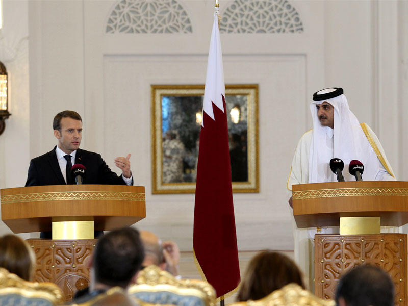 تميم وماكرون خلال مؤتمر مشترك في الدوحة أمس  (رويترز)
