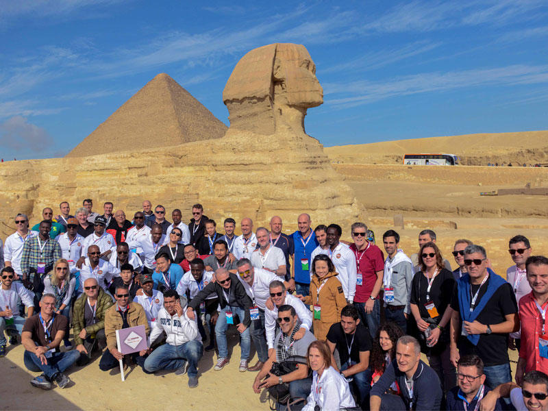 أعضاء الجمعية الدولية للاعبي كرة القدم المحترفين في العالم يقفون أمام الهرم الأكبر في مصر وأبو الهول خلال زيارة لأهرامات الجيزة في القاهرة أمس (أ ف ب) 