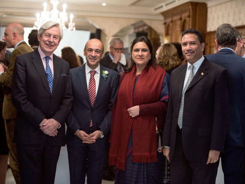 السفير جاسم البديوي مع عدد من الدبلوماسيين الأوروبيين خلال الحفل