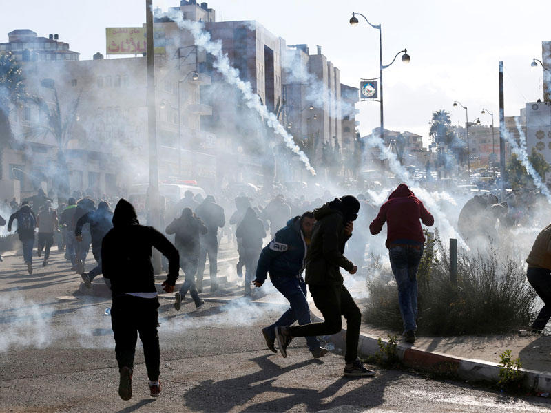 فلسطينيون يتظاهرون في الضفة الغربية احتجاجاً على قرار ترامب (رويترز)