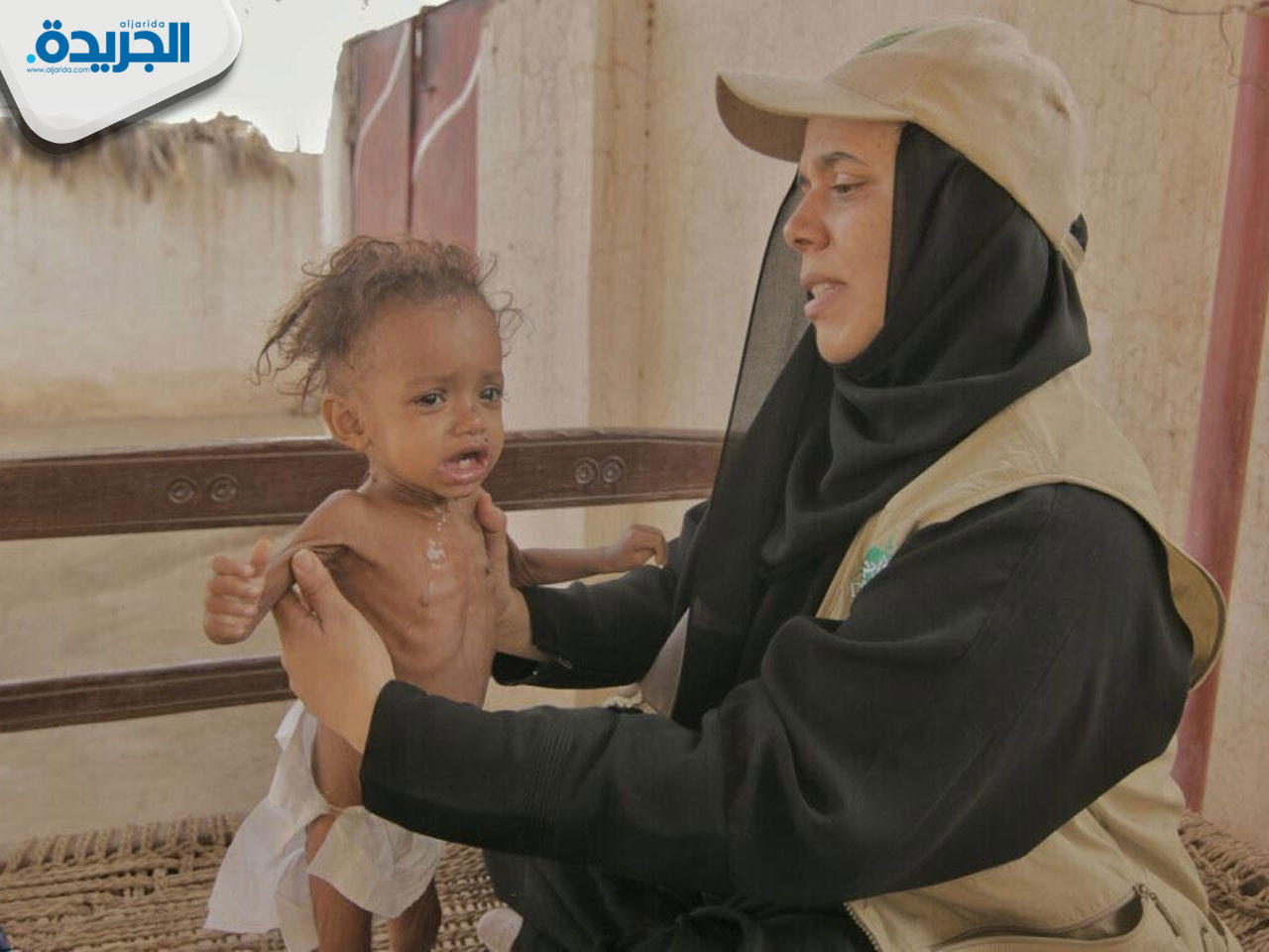 معالي العسعوسي خلال تقديمها المساعدة لأطفال اليمن