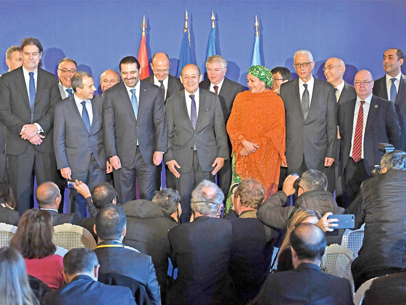 الحريري ولودريان يتوسطان المشاركين في مؤتمر باريس أمس (أ ف ب)n