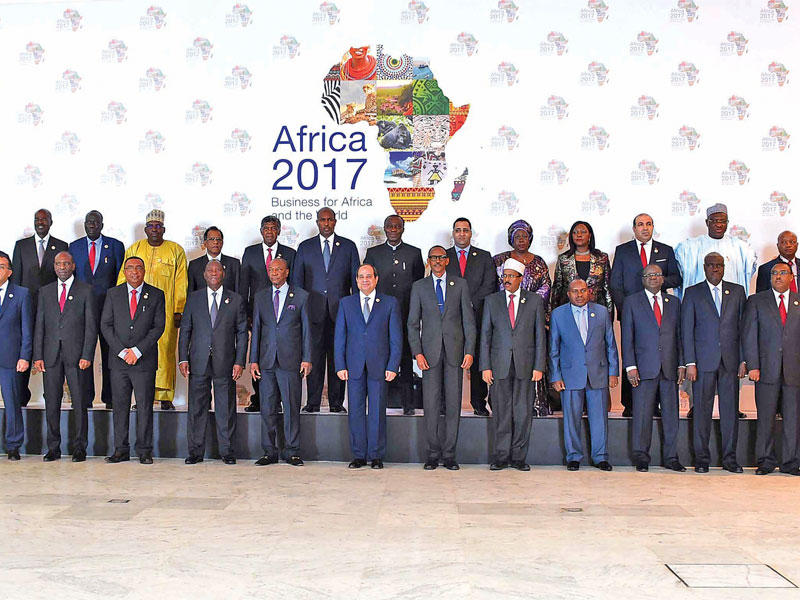 الرئيس السيسي متوسطا رؤساء الدول الأفريقية المشاركة في منتدى أفريقيا في شرم الشيخ أمس