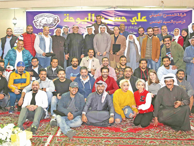 اليوحة والسلمان مع المكرمين من فرقة المسرح الكويتيn