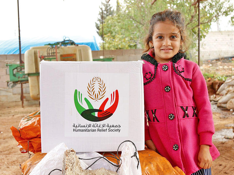 طفلة سورية تتسلم مساعدات جمعية الإغاثة الكويتية 