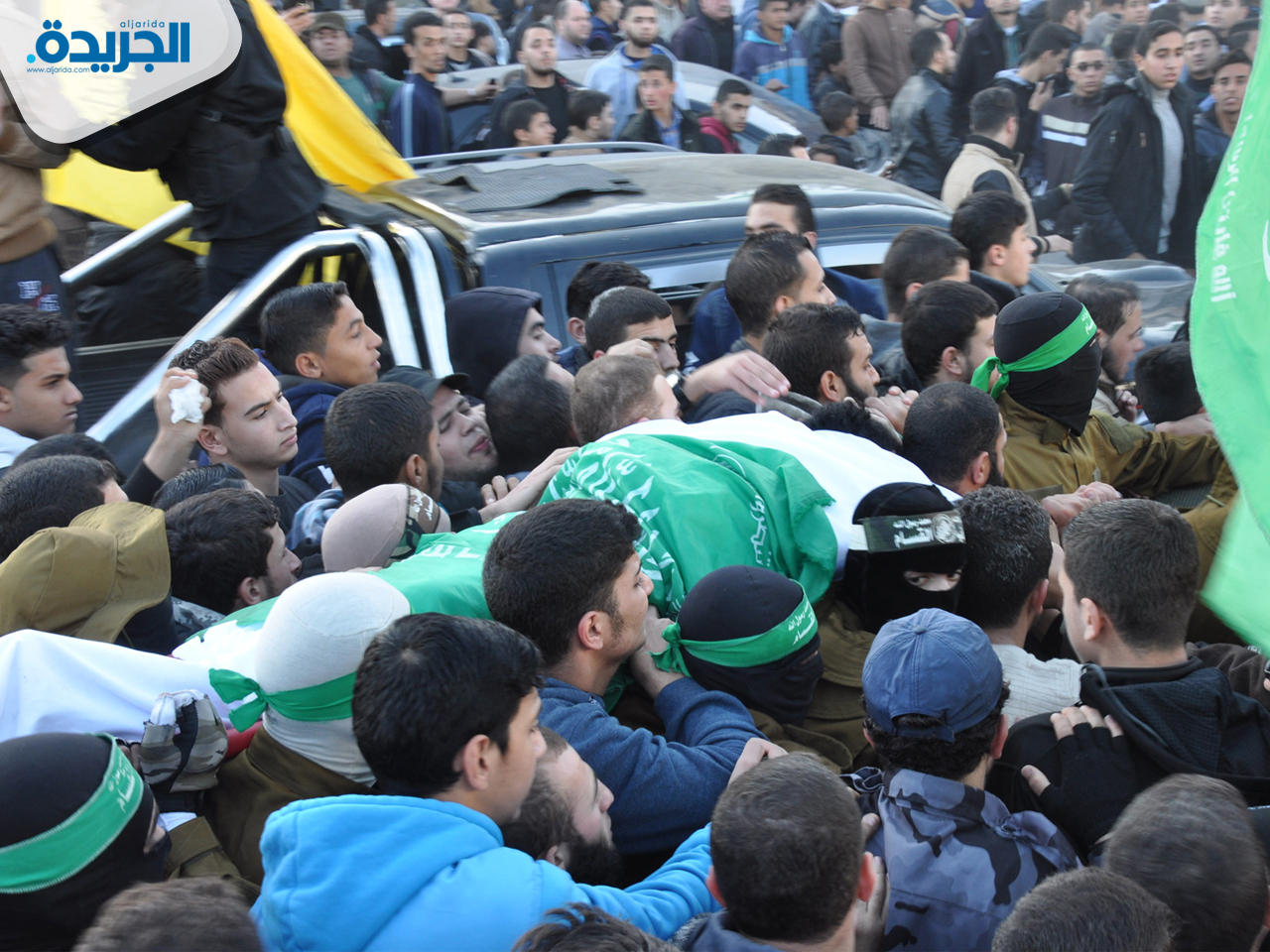 ألاف الفلسطينيين يشاركون في تشييع جنازة الشهداء وسط مطالبات بالرد