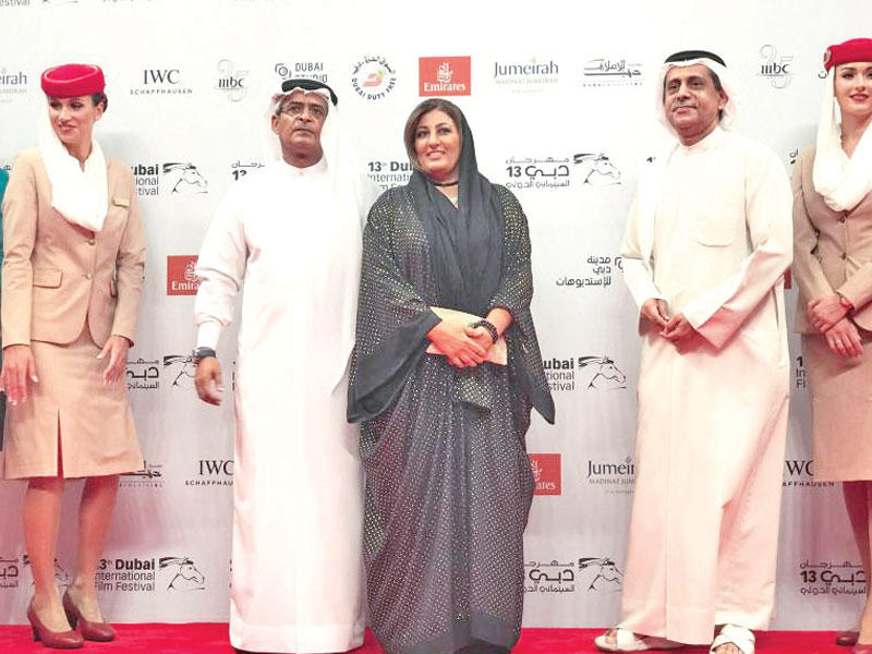 نجوم الغانم مع مجموعة من المشاركين في المهرجان