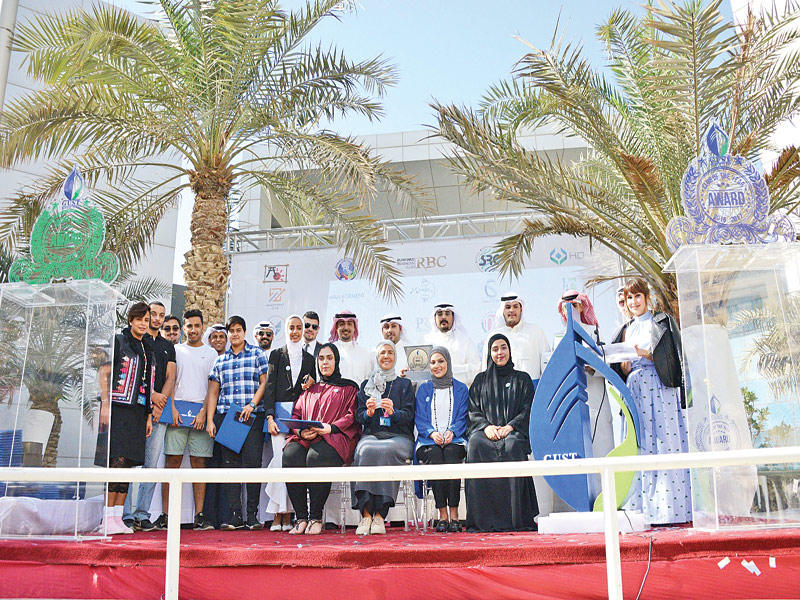 رغد الكاضمي تتوسط طلبة الأندية