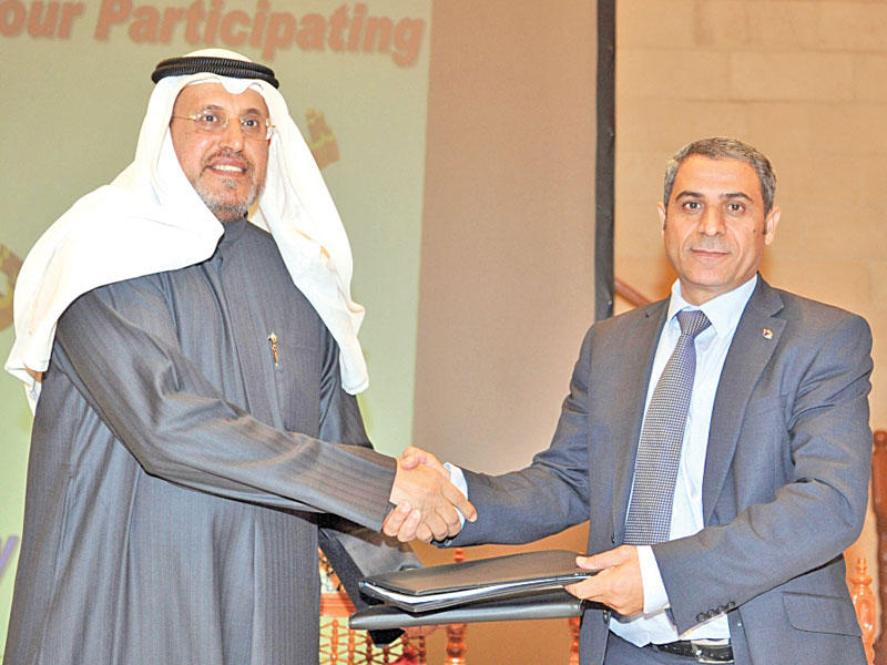 العون وضيف يتبادلان الاتفاقية