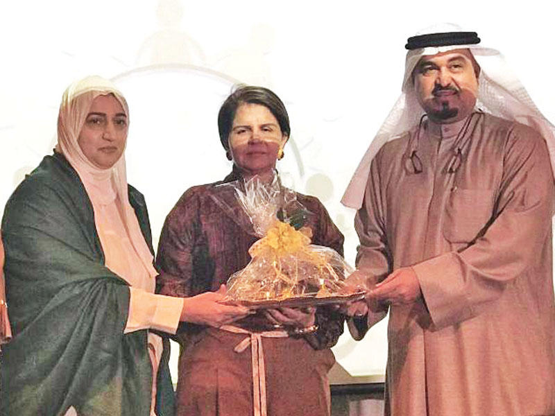 الصالح ود. شفيقة العوضي ومديرة قطاع الخدمات الطبية بهيئة الإعاقة نادية أبلn