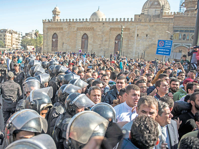 جانب من التظاهرات الداعمة للقدس في الأزهر بالقاهرة أمس (إي بي أيه) 