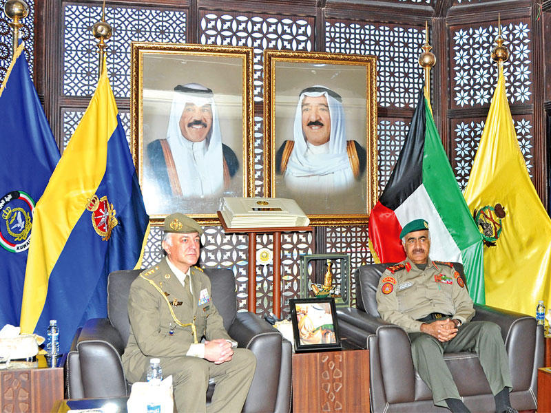 الخضر مستقبلاً الملحق العسكري الإسباني أمس