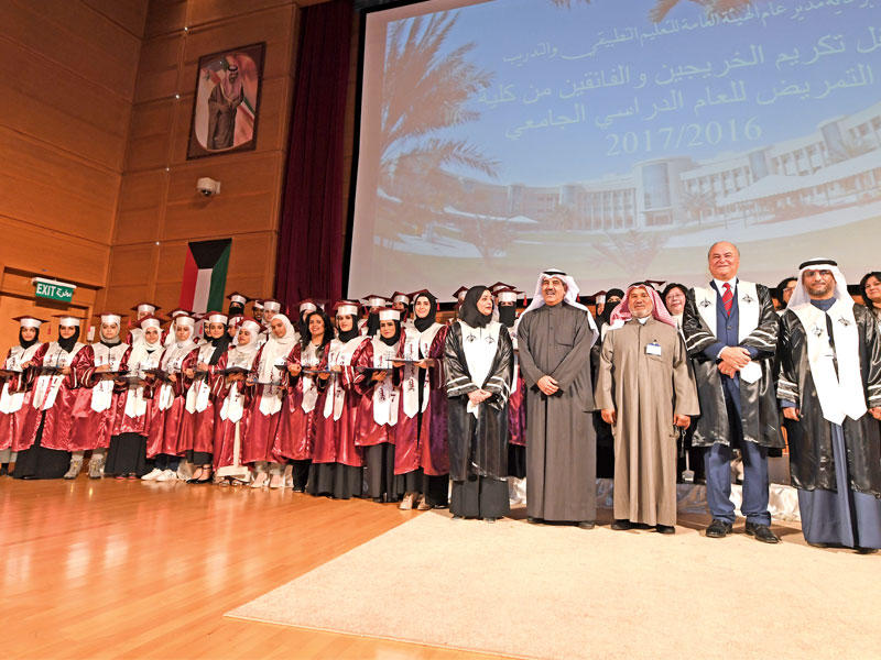 نواب المدير العام لـ«الهيئة» يتوسطون الطالبات الخريجاتn