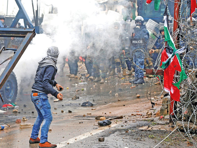 جانب من التظاهرة التي شارك فيها لبنانيون وفلسطينيون في طريقهم إلى السفارة الأميركية في عوكر أمس (رويترز)