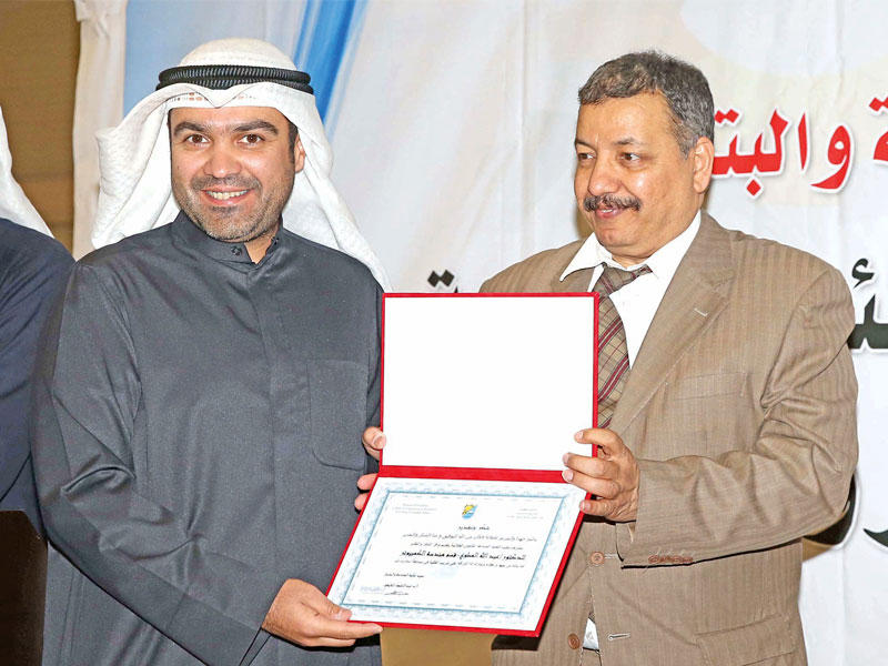 الخليفي يكرم عبدالله المطوع